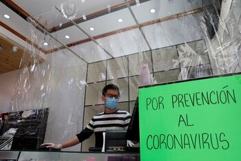 Un empleado de una tienda