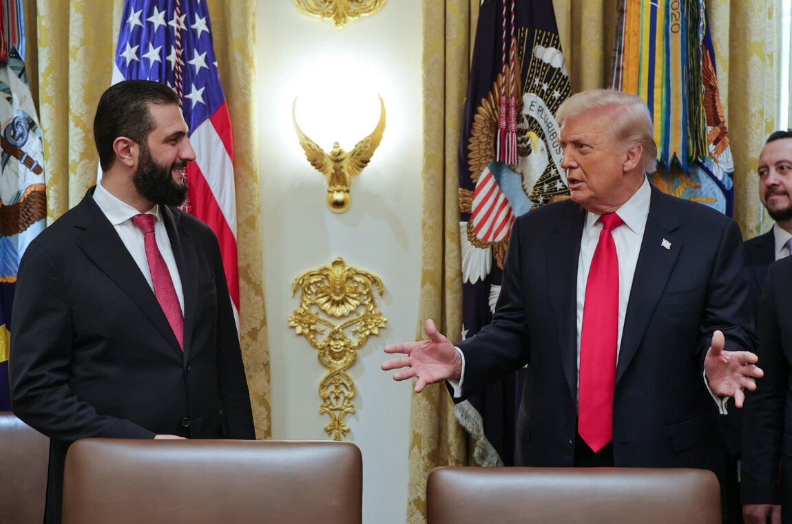 El presidente de Estados Unidos, Donald Trump, junto a su homólogo sirio en el Despacho Oval de la Casa Blanca (Fuente)