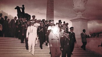 "Bajo las banderas, el sol",