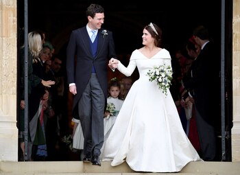 Eugenie, la nieta de la Reina Isabel II, hija del príncipe Andrés y Sarah Ferguson se casó con Jack Brooksbank en octubre de 2018. para el gran día eligió un vestido del diseñador británico Peter Pilotto