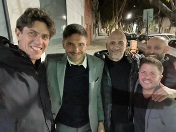 El candidato a gobernador Maximiliano Pullaro, el precandidato a Jefe de Gobierno Martín Lousteau, el diputado Emiliano Yacobitti y el candidato a diputado Nacional por Santa Fe , Juan Cruz Cándido esta noche en Rosario