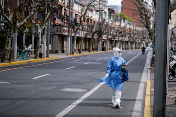 Cuáles son las principales ideas acerca de lo que podría esperarse en los próximos meses con el virus y, por ende, la pandemia (REUTERS)