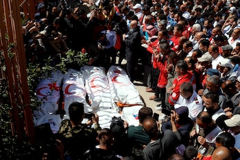 Palestinos lloran a los socorristas muertos bajo fuego israelí durante una misión de rescate, en el hospital Nasser de Jan Yunis; el ejército también abrió una causa penal por ese ataque (REUTERS/Hatem Khaled/Archivo)