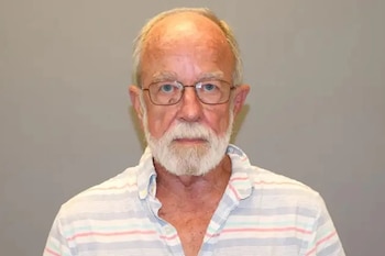 El conductor fue identificado como Jimmy Jack McDaniel y lo imputaron por conducir en un área restringida y por no cumplir los requisitos de registro y seguridad acuática en Texas