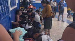 Más de 50 estudiantes se desmayan durante ejercicios en un centro educativo de Mixco, Guatemala