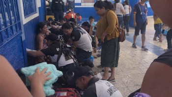 Más de 50 estudiantes se desmayan durante ejercicios en un centro educativo de Mixco, Guatemala