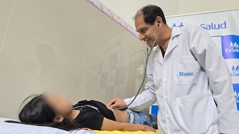 Tras una semana de recuperación bajo estricta vigilancia médica, Alessia evolucionó de manera favorable y fue dada de alta, evidenciando la importancia del monitoreo postoperatorio - Créditos: Essalud.