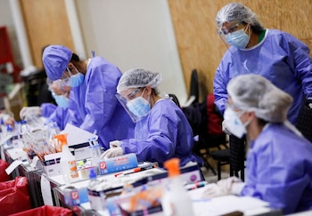 Trabajadores de la salud en un centro de pruebas para el covid-19, en Buenos Aires. (Foto: Agustín Marcarian. REUTERS)