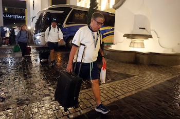 El entrenador de El Salvador, Hernán Darío Gómez, llega previo al partido ante Guatemala el lunes 28 de Septiembre por la Liga de Naciones Concacaf, en Ciudad de Guatemala (Guatemala). EFE / Fernando Ruiz