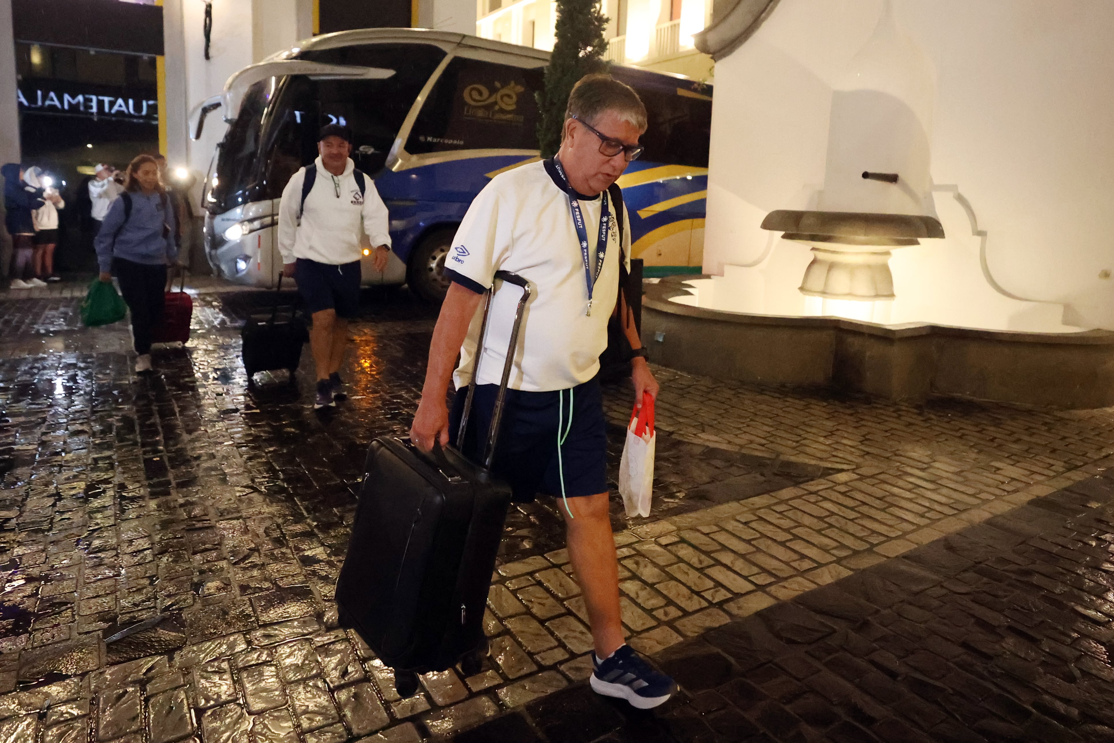 El entrenador de El Salvador, Hernán Darío Gómez, llega previo al partido ante Guatemala el lunes 28 de Septiembre por la Liga de Naciones Concacaf, en Ciudad de Guatemala (Guatemala). EFE / Fernando Ruiz