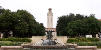 El Main Building de la Universidad de Texas en Austin alcanza 94 metros y es el edificio educativo más alto de Estados Unidos (Wikimedia Commons)
