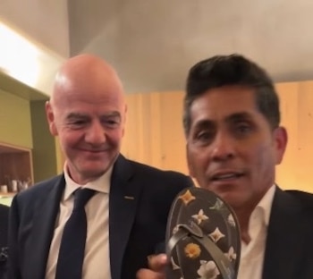 El obsequio se entregó en el partido México vs Ecuador y las sandalias de lujo se volvieron virales durante el encuentro.