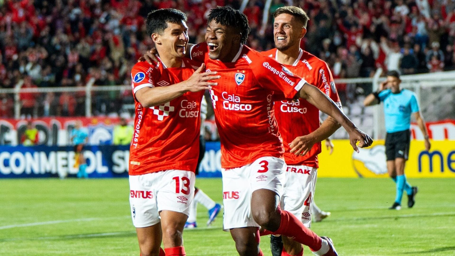 Kevin Becerra abroquelado de sus compañeros tras un éxito de Cienciano en Copa Sudamericana. - Crédito: AFP