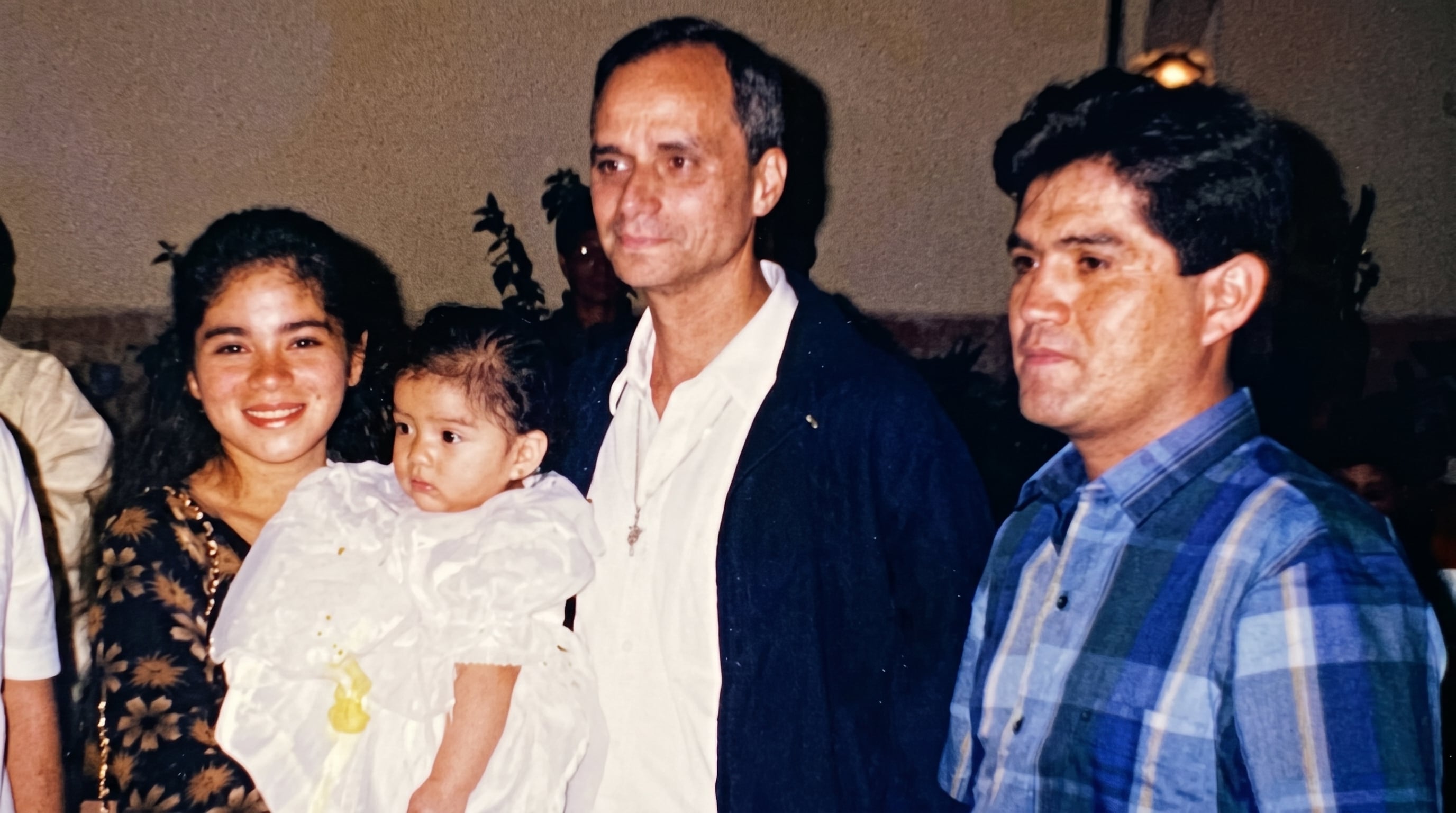 Robert Prevost posa junto a Héctor Camacho y su hija Mildred durante sus años de misión pastoral en la ciudad de Chulucanas, Perú.