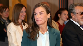 La Reina Letizia, de su look work de Carolina Herrera en verde botella, a su aplaudida reflexión sobre la salud mental