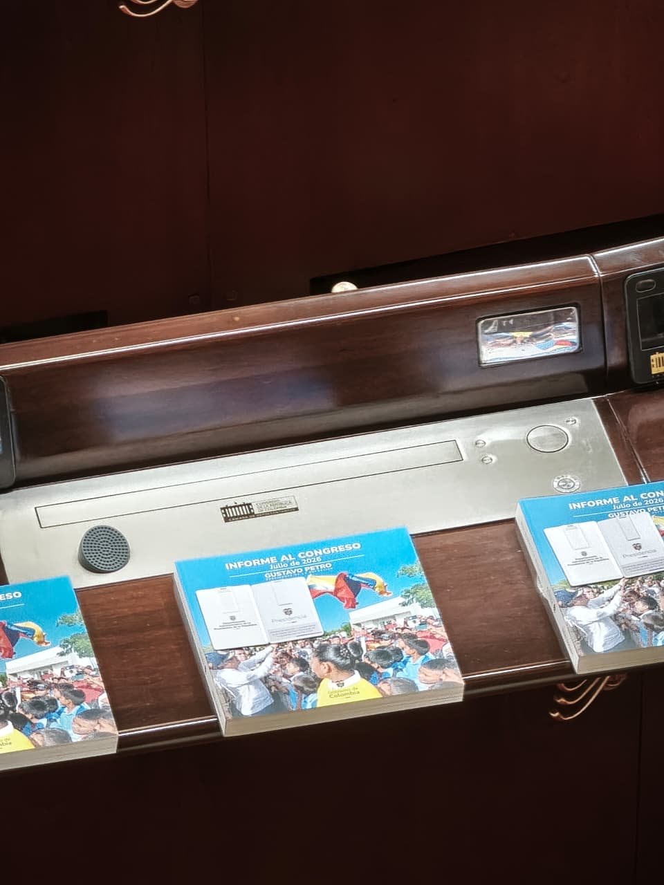Los textos fueron dejados en cada uno de los espacios de los congresistas en el Salón Elíptico - crédito Captura de Pantalla X/Revista Cambio