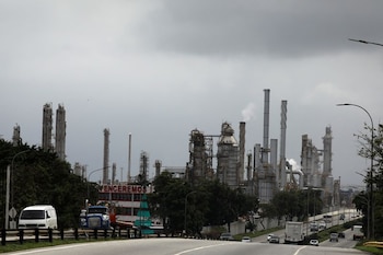 Vehículos pasan frente a la