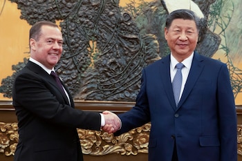 El vicepresidente del Consejo de Seguridad de Rusia y presidente del partido político Rusia Unida, Dmitri Medvédev, estrecha la mano del presidente chino, Xi Jinping. (Sputnik/Ekaterina Shtukina/REUTERS)