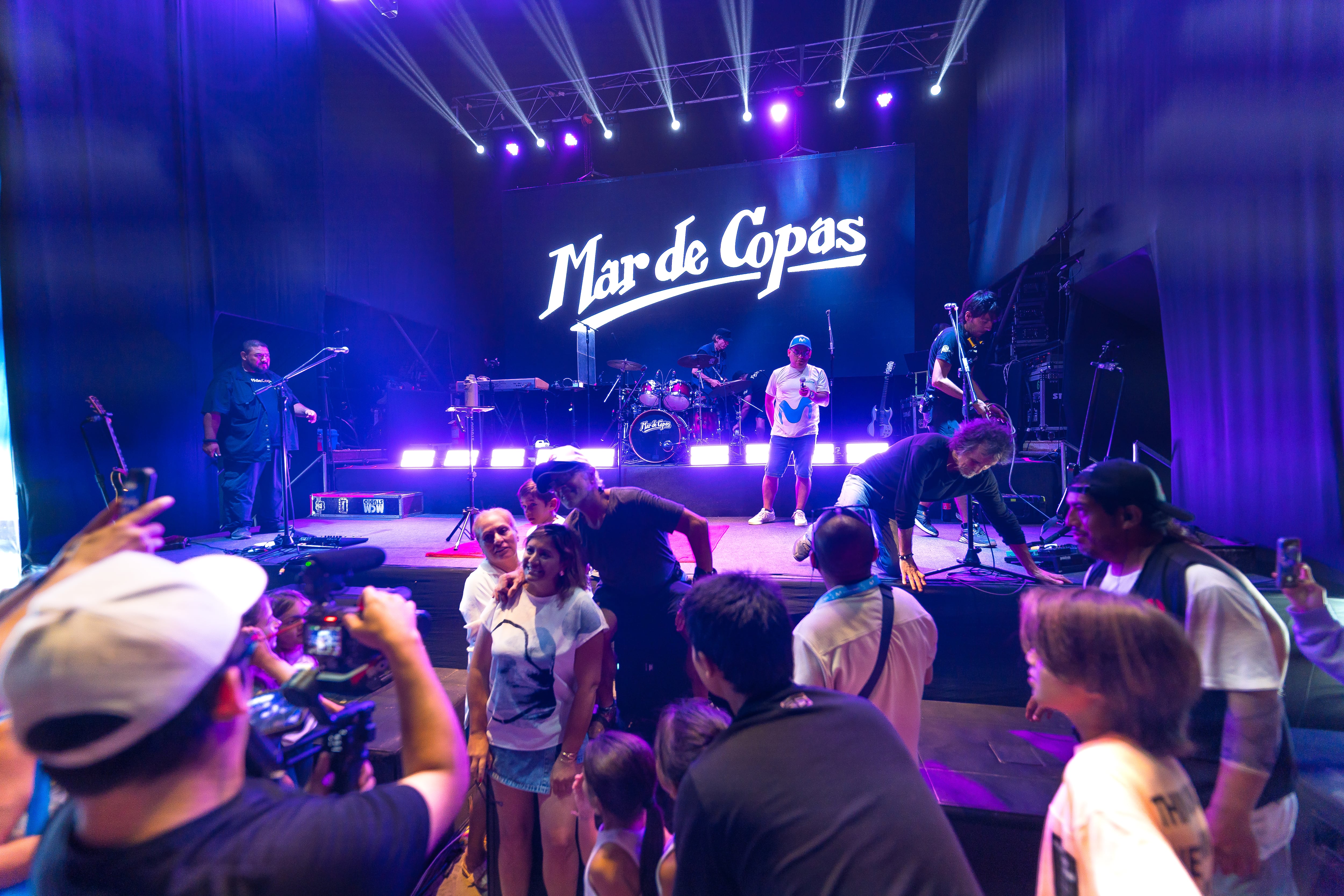 Experiencia exclusiva: Clientes capturaron el momento con selfies junto a Wicho García, vocalista de Mar de Copas, gracias al acceso preferencial en la Zona Movistar.