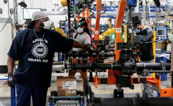 FOTO DE ARCHIVO. Técnicos de