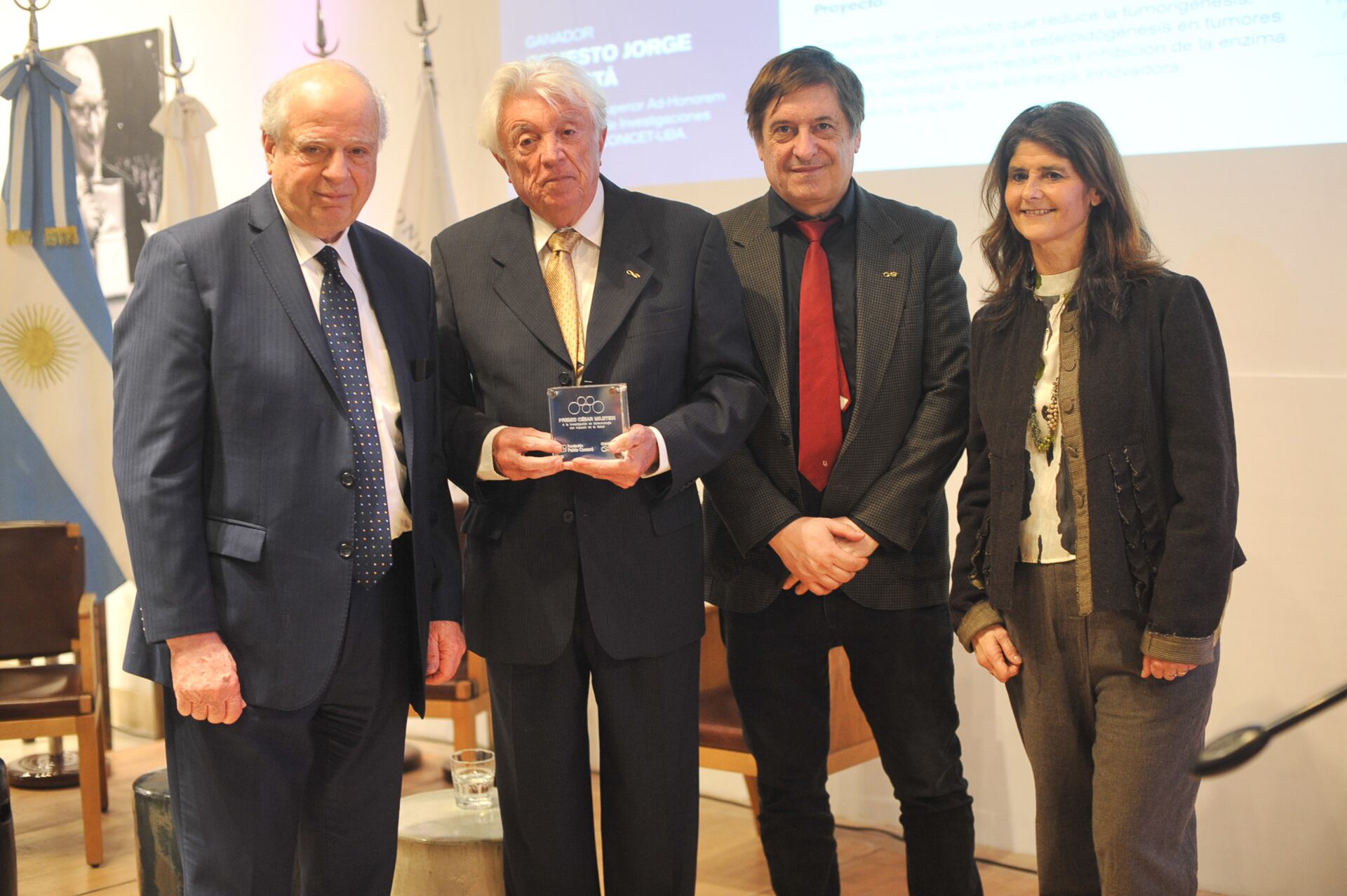 El Dr. Podestá junto a Jorge Cassará, Daniel Salamone y María Eugenia Balañá, directora del  ICT César Milstein