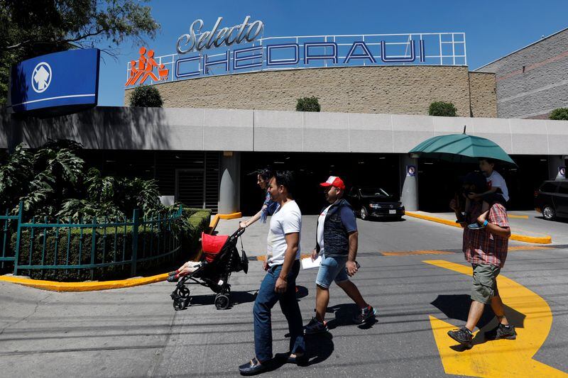Imagen de archivo. Gente camina frente a la tienda minorista de Grupo Comercial Chedraui en Ciudad de México. REUTERS/Carlos Jasso