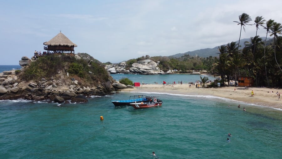 Las autoridades declararon aptas playas como Playa Cristal, Nenguaje, Gairaca y El Pozo para recibir visitantes nacionales y extranjeros en el parque Tayrona - crédito Colprensa