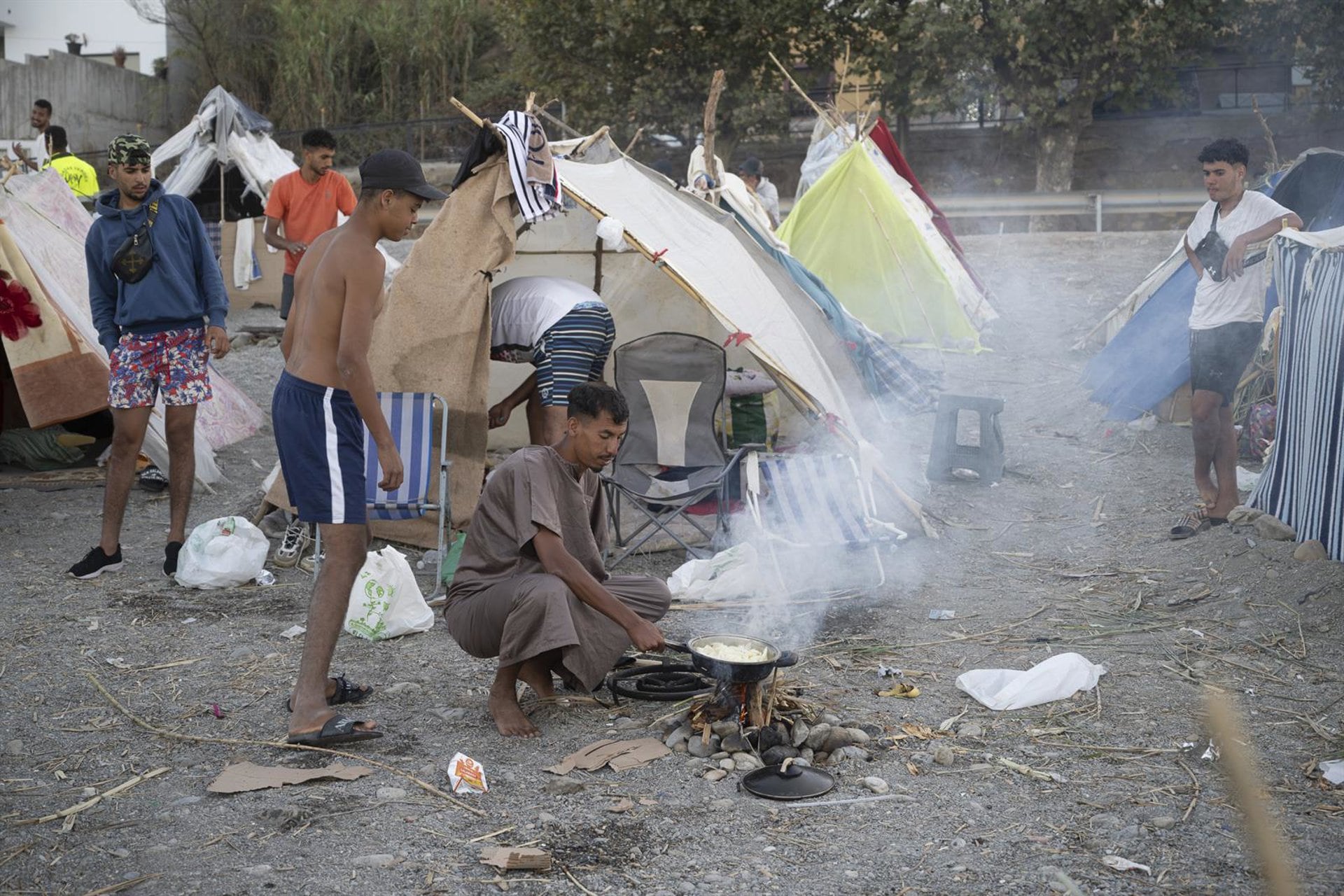 28/08/2026 Decenas de personas viven y pernoctan en la playa del Trampolín, a 28 de agosto de 2026, en Ceuta (España). En la zona de la playa del Trampolín permanecen aún cientos de migrantes en situación irregular, donde han vuelto a construir chozas.
POLITICA
Marcos Moreno - Europa Press