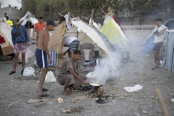 28/08/2026 Decenas de personas viven y pernoctan en la playa del Trampolín, a 28 de agosto de 2026, en Ceuta (España). En la zona de la playa del Trampolín permanecen aún cientos de migrantes en situación irregular, donde han vuelto a construir chozas.
POLITICA
Marcos Moreno - Europa Press