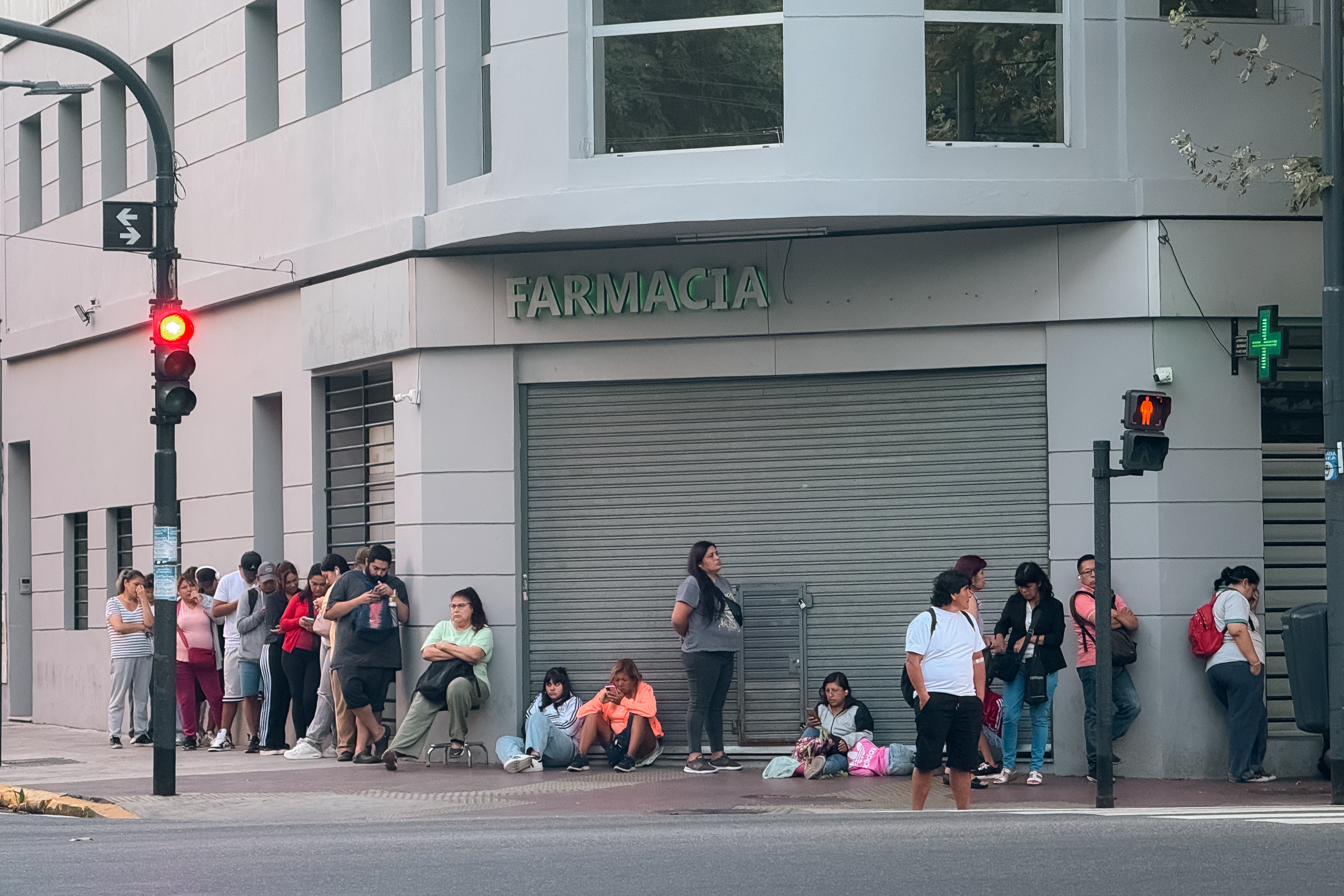 La experiencia argentina sugiere algo aún más grave. Cuando la inflación deteriora el ahorro, desalienta la inversión y destruye capital, el resultado de largo plazo puede ser exactamente el contrario: más inflación y más desempleo (Foto: EFE)