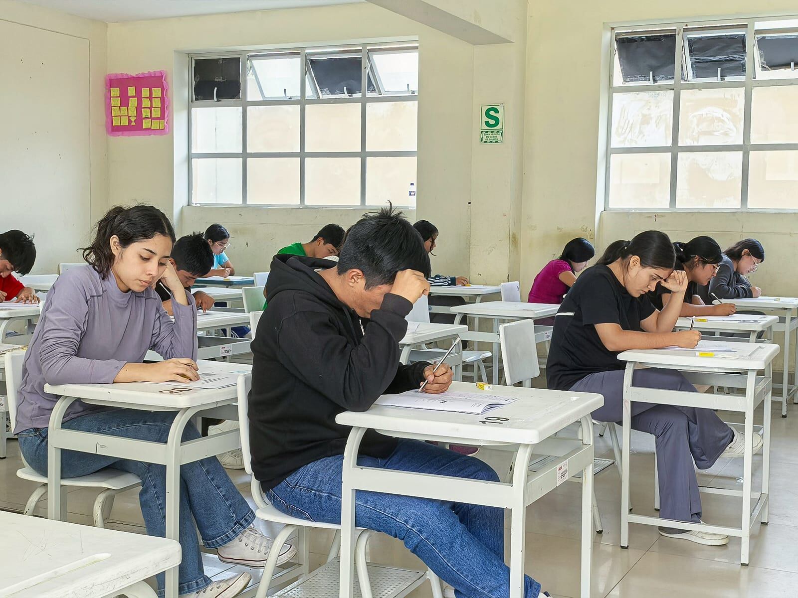 Más de 1,300 estudiantes fueron apoyados con viajes para rendir el examen de Beca 18. (Foto: Midis)