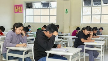 Becarios denuncian cambios en reglas y recorte de fondos: el futuro de las becas en riesgo en Perú