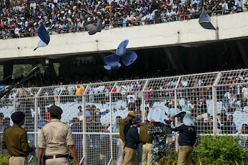 Los aficionados lanzan sillas cuando