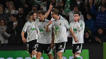 (Crónica) El líder Racing escapa contra el Almería y con el empate del Deportivo