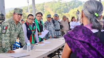 Rosa Icela Rodríguez presume fotos con pobladores de Chilapa, tras ser desplazados por un grupo criminal