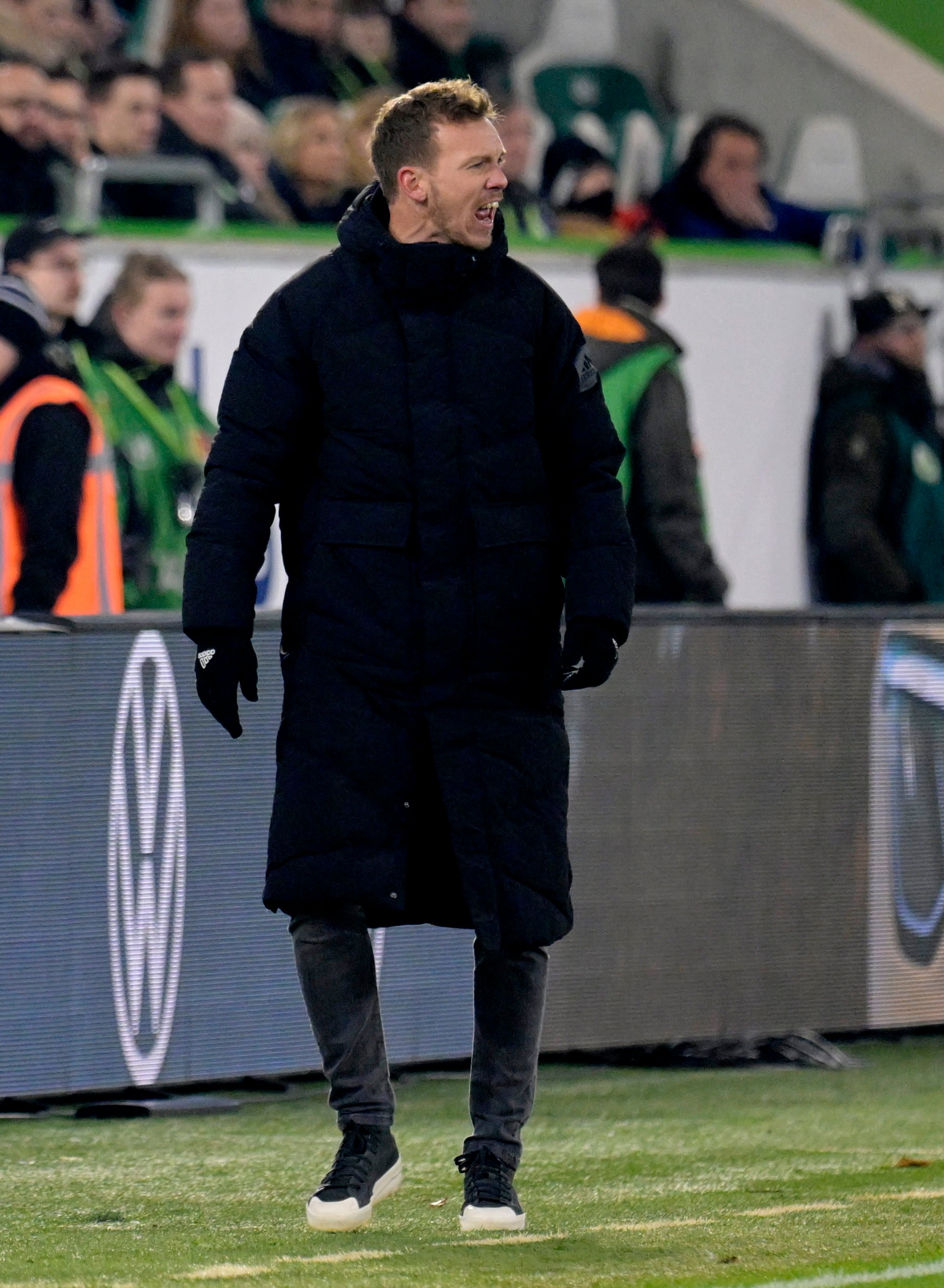 En días de partido alterna chaquetas técnicas y abrigos acolchados en azul marino, negro u oliva (REUTERS)