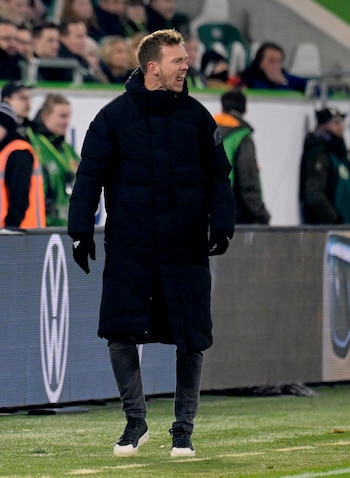 En días de partido alterna chaquetas técnicas y abrigos acolchados en azul marino, negro u oliva (REUTERS)