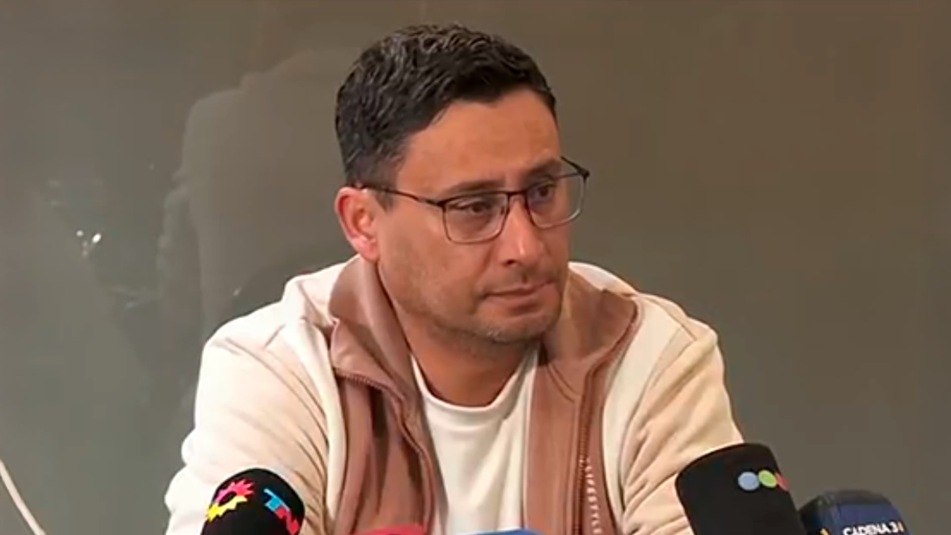 Gabriel Vega, el padre de Agostina durante la conferecia del martes a la noche