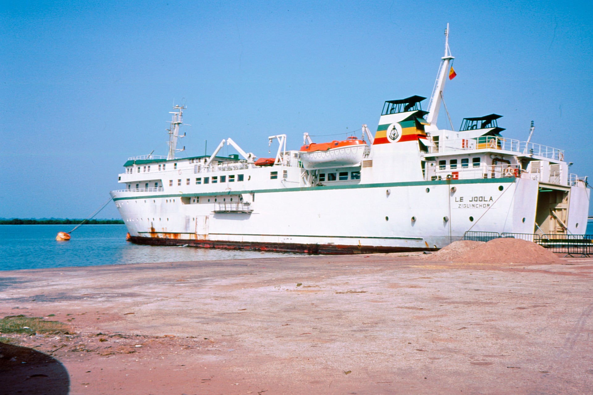 El trasbordador senegalés Le Joola atracado en un muelle costero antes del naufragio ocurrido en 2002 frente a las costas de Gambia (Wikipedia)
