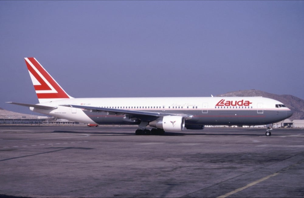 En 1989, gracias a la gran demanda de pasajes, Lauda engrosó su flota de aviones con cuatro Boeing 767 de última generación. Dos años después, una de esas naves se estrellaría cerca de la frontera de Tailandia con Birmania dejando un saldo de más de doscientos muertos
