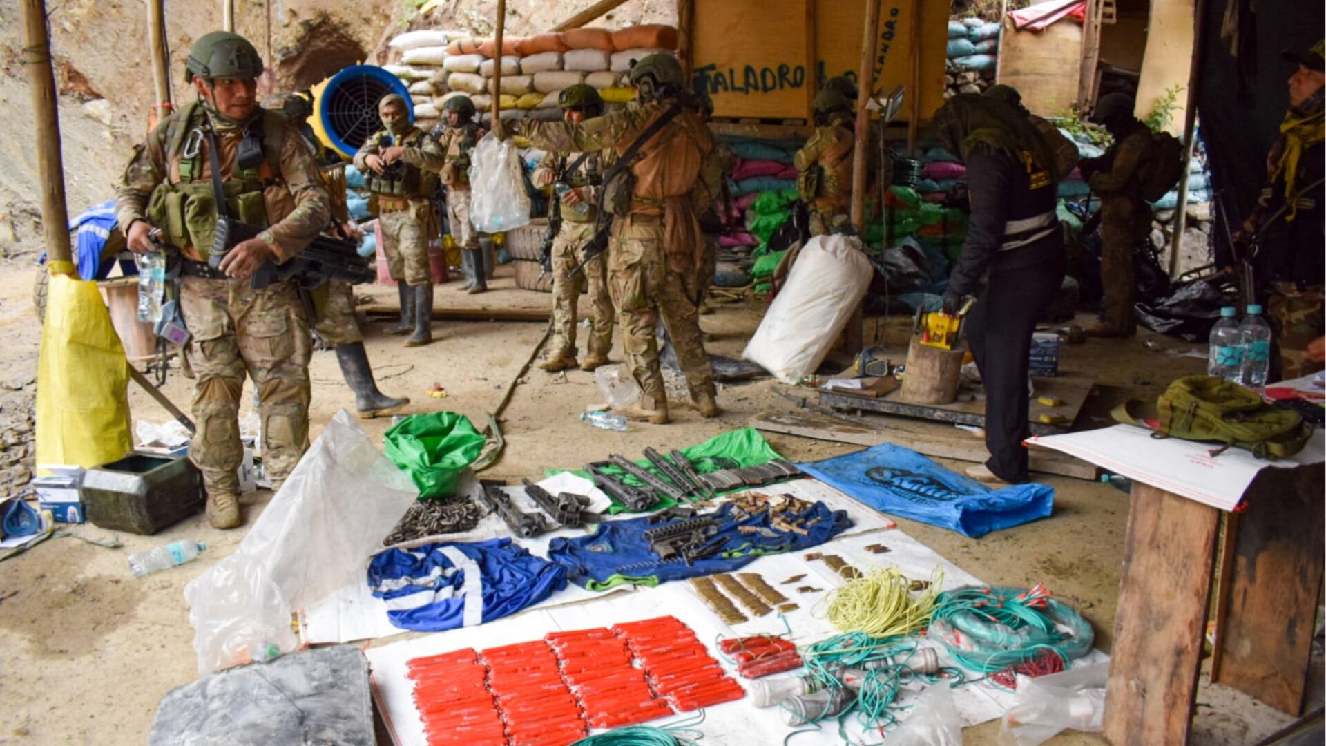 Autoridades destruyen bienes de minería ilegal valorizados en más de 58 millones de soles. (Foto: Agencia Andina)