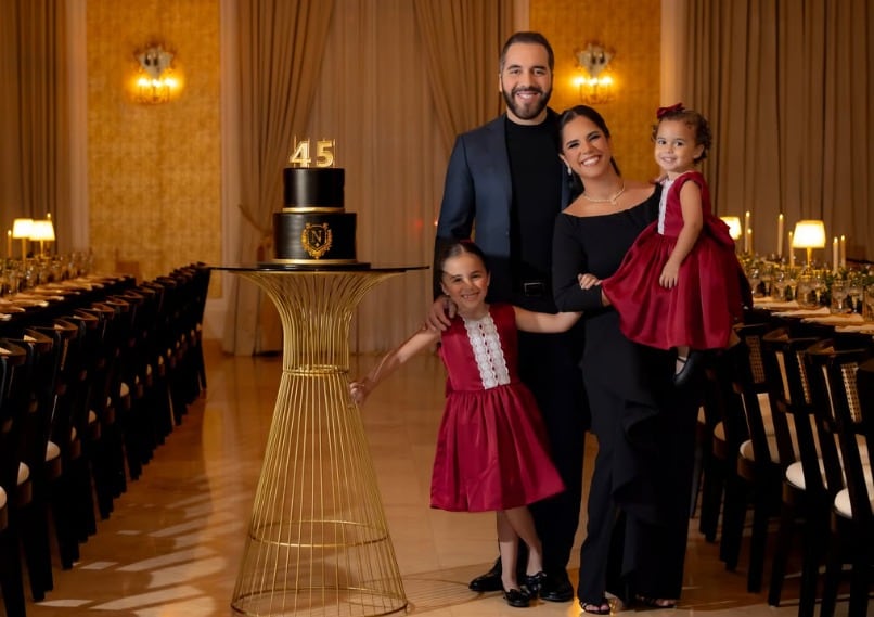En el plano personal, Nayib Bukele se encuentra casado con Gabriela Rodríguez, con quien tiene dos hijas: Layla y Aminah. /(Redes de Gabriela de Bukele)