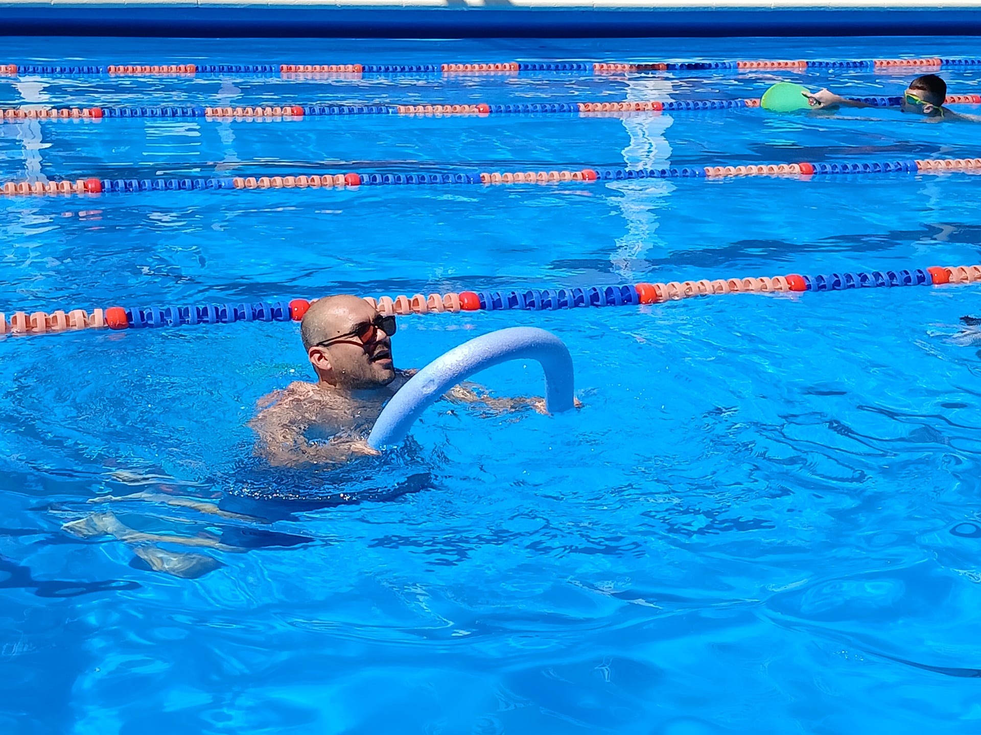Los ejercicios en el agua permiten mejorar la fuerza y la capacidad cardiovascular sin sobrecargar las articulaciones.