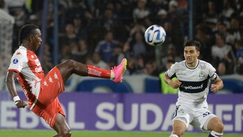 Por actos racistas en contra