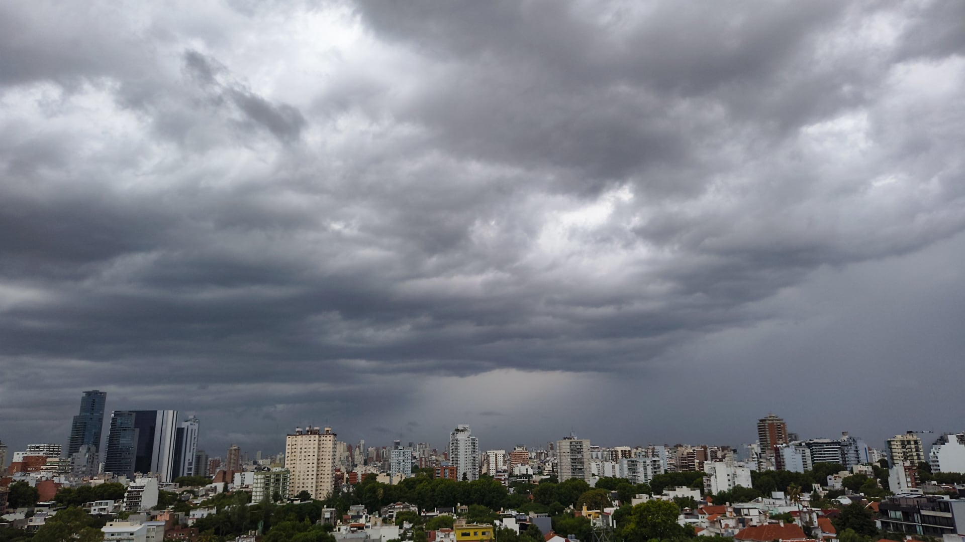 Una nueva ciclogénesis afecta al AMBA y se esperan fuertes lluvias durante la noche de este lunes (Adrian Escandar)