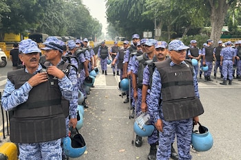 Miembros de las fuerzas de seguridad forman en el recinto donde una protesta reclama la renuncia del director de la comisión electoral, en Nueva Delhi (AP Foto/Manish Swarup)