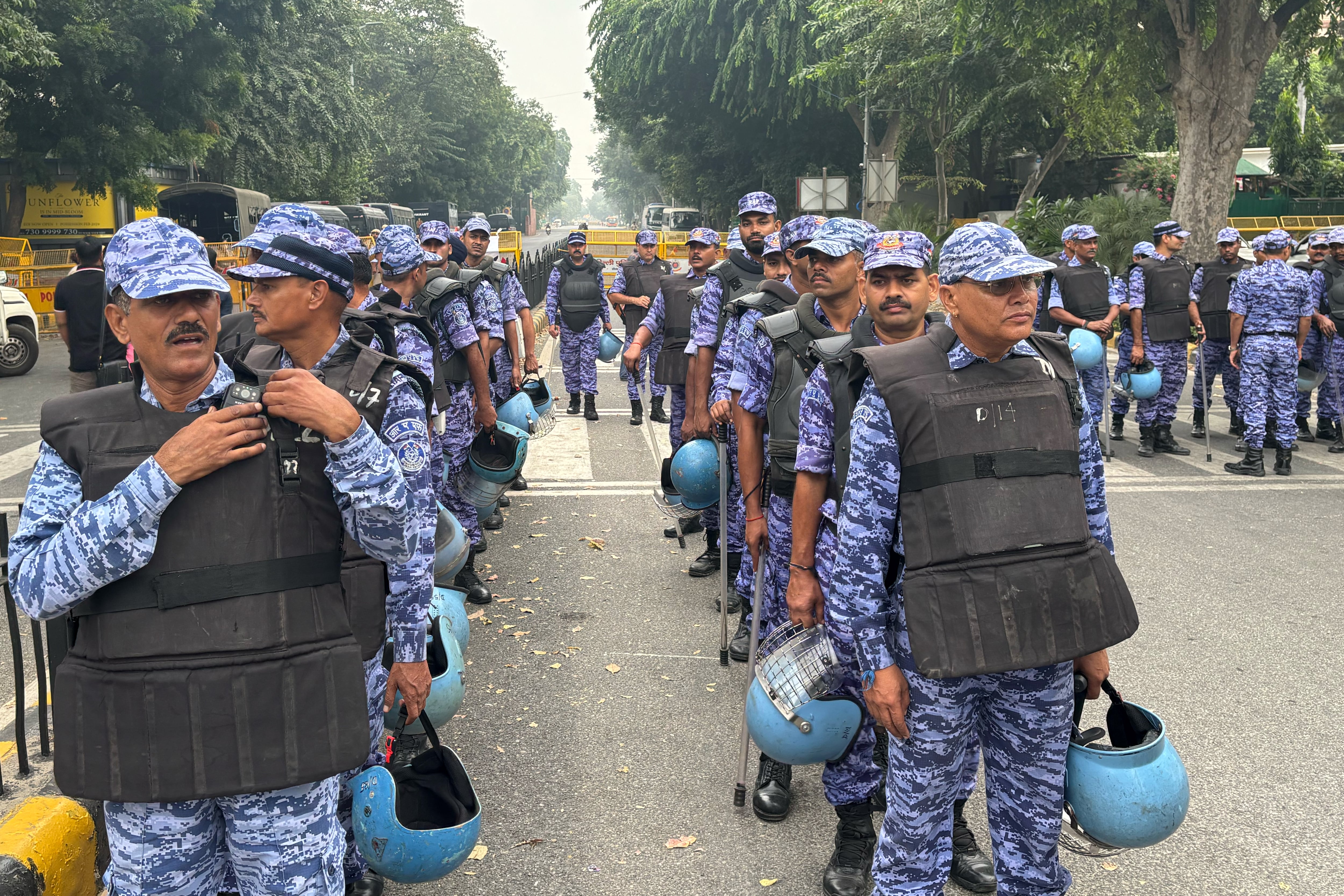 Miembros de las fuerzas de seguridad forman en el recinto donde una protesta reclama la renuncia del director de la comisión electoral, en Nueva Delhi (AP Foto/Manish Swarup)