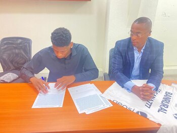 Nazayro Rivas estampó su firma en Deportivo Comunicaciones de Guatemala, acompañado de Percy Olivares