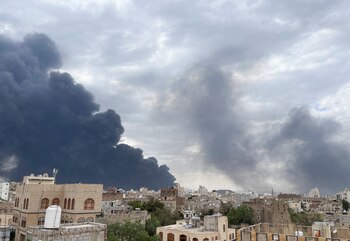 Columnas de humo se elevan