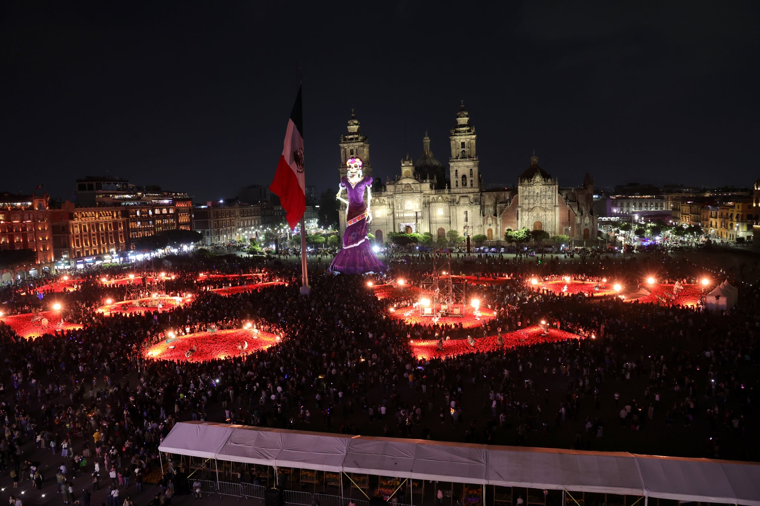 Una multitud asiste a la inauguración de la ofrenda monumental por el Día de Muertos en el Zócalo de la Ciudad de México frente a la Catedral Metropolitana. (Gobierno CDMX)